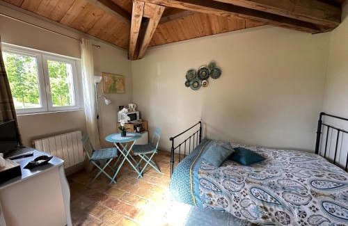 Chateauneuf-du-Rhone Bed & Breakfast | Peaceful Maisonnette with a Large Garden & Pet-Friendly Options