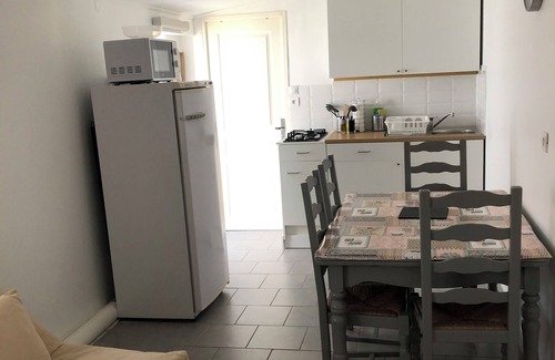 Sorgues Apartment | Pet Friendly Maisonnette: Family-Friendly with Breakfast Included