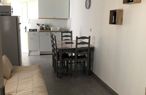 Sorgues Apartment | Pet Friendly Maisonnette: Family-Friendly with Breakfast Included