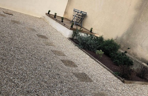Sorgues Apartment | Pet Friendly Maisonnette: Family-Friendly with Breakfast Included