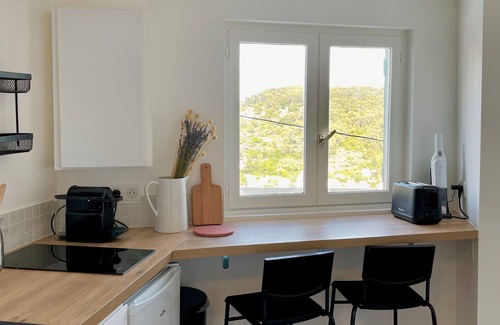 Sollies-Toucas House | Cozy Maisonnette with Scenic Views Near the Beach