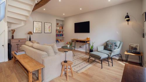 Chablis House | Modern Maison with Hot Tub and Terrace in Chablis