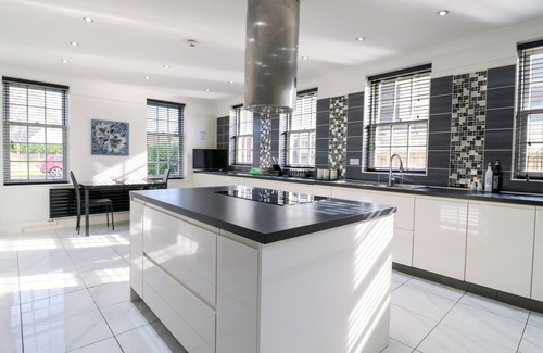 Canvey Island Cottage | MAISONWYCK, country holiday cottage, with pool in Canvey Island