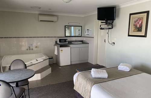 Rutherford Hotel | Quality Stay at Maitland City Motel with Pool & Breakfast