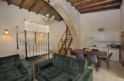 Agios Theodoros Apartment | Majestic Hot Tub Suite