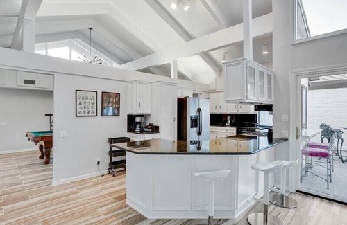 Irving House | Inviting 4BR Retreat with Mini Golf, Pool & Hot Tub