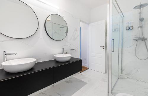 el Camp d'en Grassot i Gracia Nova Apartment | Elegant 4BR/4BATH Apartment Near Sagrada Familia, Rated 9.9