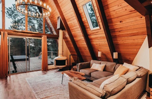 Sisters House | Pet-Friendly Majestic A-Frame with Hot Tub & 9.8 Rating