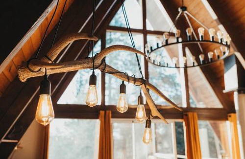 Sisters House | Pet-Friendly Majestic A-Frame with Hot Tub & 9.8 Rating