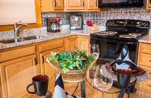 Davis Cabin | Majestic Cabin: King Bed with Hot Tub & Spa Amenities