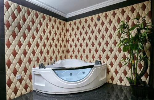Palapye Hotel | Relax at Majestic Five Hotel: Pool, Ocean View & Spa