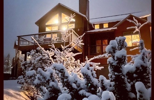 Julian House | Premier Stay at Majestic Julian Lodge: Pet & Child Friendly