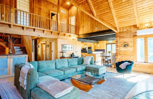 Paoli Cabin | Majestic Log Home Retreat with Hot Tub & Pool Near Ski Resort