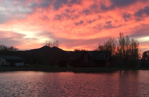 Helena Cabin | Idyllic Log Home by Private Lake - Guest Rated 9.8/10
