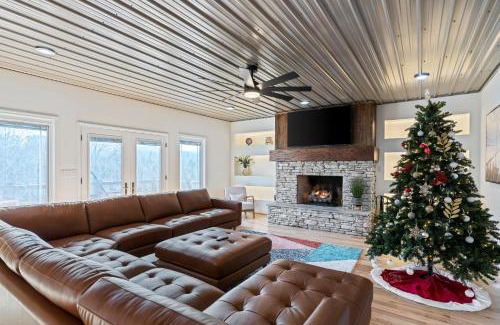 Foxfire Estates House | Majestic Manor: Family-Friendly Haven with Relaxing Hot Tub