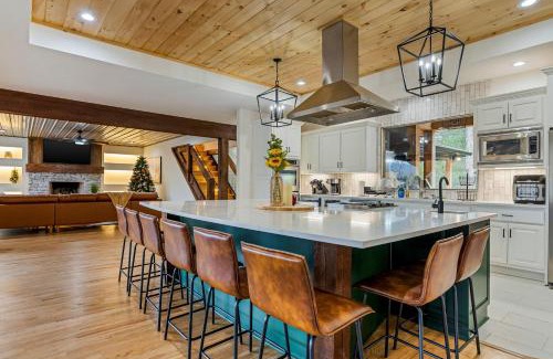 Foxfire Estates House | Majestic Manor: Family-Friendly Haven with Relaxing Hot Tub