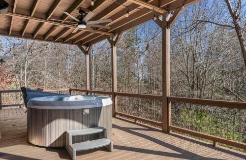 Foxfire Estates House | Majestic Manor: Family-Friendly Haven with Relaxing Hot Tub