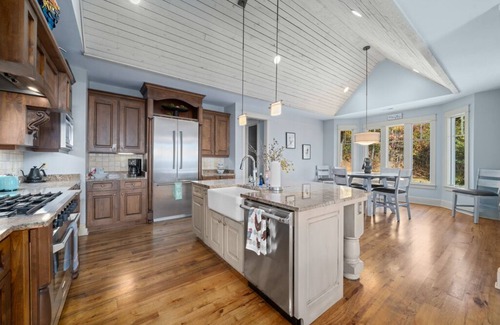 Vein Mountain House | Majestic Mountain Manor: Your Ideal Pet-Friendly Retreat
