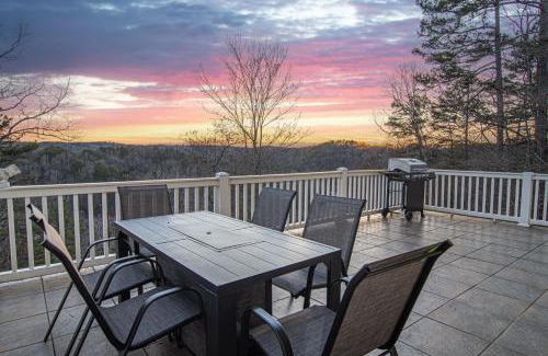 Ellijay House | Majestic Mountain Manor: Breathtaking Views & Resort Amenities