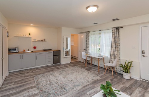 Pine Bush House | Impressive Views Private Guest Suite with Kitchen & Breakfast