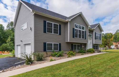 Pine Bush House | Impressive Views Private Guest Suite with Kitchen & Breakfast