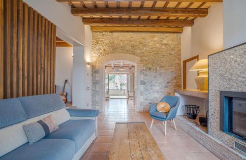 Boadella i les Escaules House | Relax at Cal Sabater: Family-Friendly with Pool Access