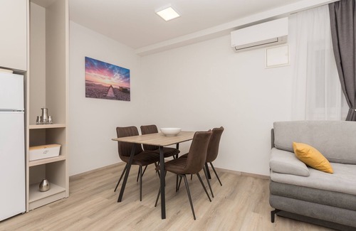 Donja luka Apartment | Beachfront Makarska Apartment with Pool & Spa Amenities