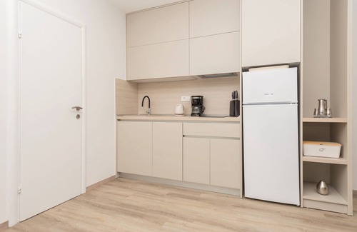 Donja luka Apartment | Beachfront Makarska Apartment with Pool & Spa Amenities