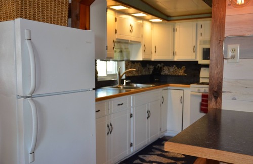 Brooklyn Cottage | Unforgettable Stays at All Sports Vineyard Lake - 9.8/10!