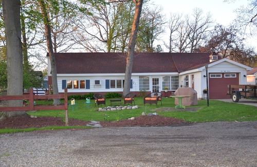 Brooklyn Cottage | Unforgettable Stays at All Sports Vineyard Lake - 9.8/10!