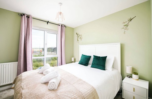 Patchway House | Make some memories at this unique city oasis, pet friendly and free parking.