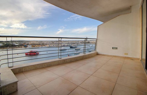 Sliema Apartment | Make your holiday worthwhile at this fabulous accommodation just a minute away from Sliema ferries