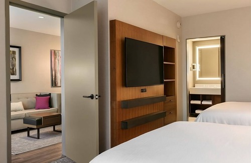 Berkeley Heights Hotel | Enhance Your Stay with Pool, Free Breakfast & Pet Access!