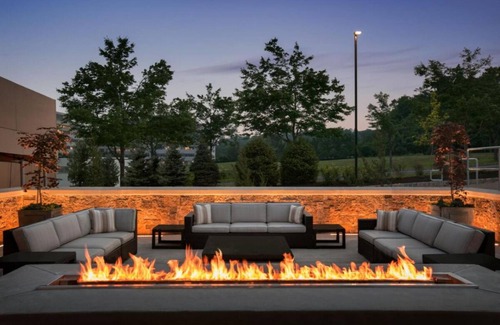 Berkeley Heights Hotel | Enhance Your Stay with Pool, Free Breakfast & Pet Access!