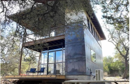 Fredericksburg House | Discover Maker's Tree Tower: Nature Retreat with Spa & Kitchen