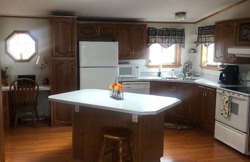 Brainerd House | Memorable Stays at North Long Lake with Pool & Ocean View