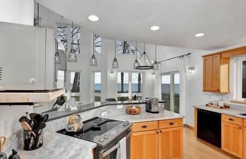 Abrams House | Memorable Lakeshore Retreat with Hot Tub & Breakfast