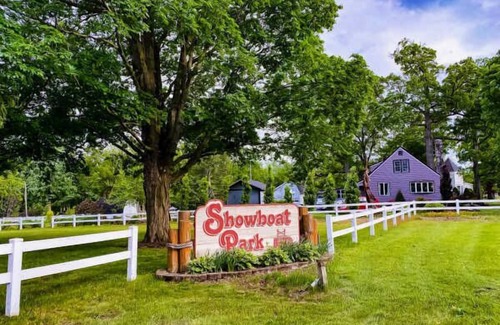 Chesaning House | Create Unforgettable Moments with Pet-Friendly Comfort!