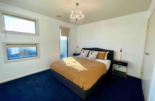 Maribyrnong House | Modern Mako House: Ideal for Families with Pool & Pets
