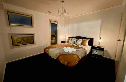 Maribyrnong House | Modern Mako House: Ideal for Families with Pool & Pets