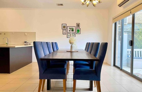 Maribyrnong House | Modern Mako House: Ideal for Families with Pool & Pets