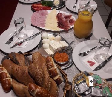 Wels House | Budget-Friendly Stay at Makss with On-Site Restaurant