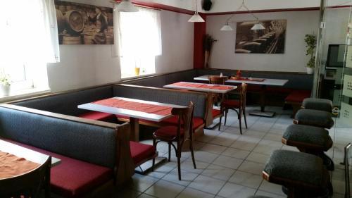 Wels House | Budget-Friendly Stay at Makss with On-Site Restaurant