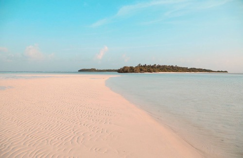 Haa Dhaalu Atoll House | Experience Hospitality on Makunudhoo Island Today!