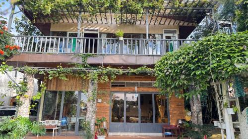Da Lat Apartment | Discover Malá Home & Coffee: Pet-Friendly Retreat with Breakfast