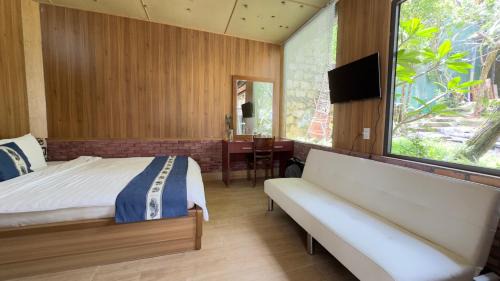 Da Lat Apartment | Discover Malá Home & Coffee: Pet-Friendly Retreat with Breakfast