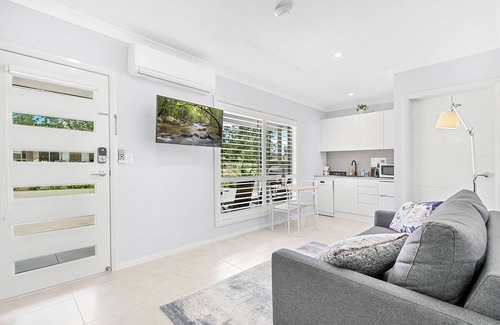 Louth Park Apartment | Experience Mala Retreat: Shiraz-Chardonnay with Ocean Views