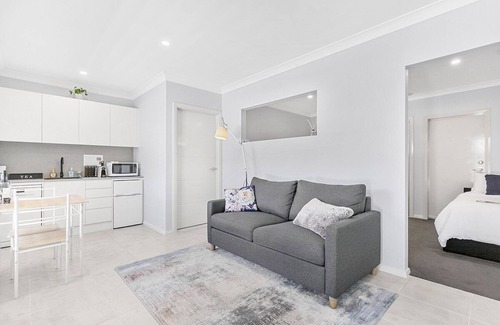 Louth Park Apartment | Experience Mala Retreat: Shiraz-Chardonnay with Ocean Views