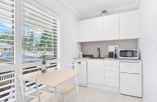 Louth Park Apartment | Experience Mala Retreat: Shiraz-Chardonnay with Ocean Views