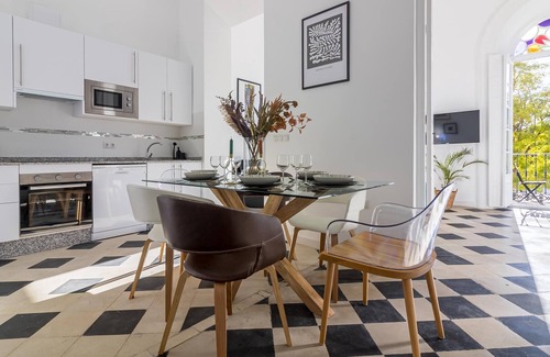 La Victoria Apartment | Cozy Malaga Center Flat with Balcony near Picasso Plaza
